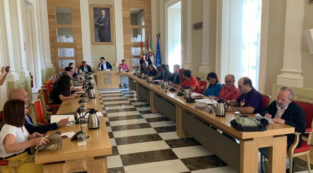 Pleno del Ayuntamiento de Cáceres aprobando la gratuidad del transporte público para menores de 16 años.